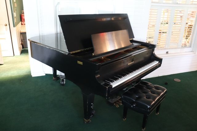 arsenal baldwin grand piano.png